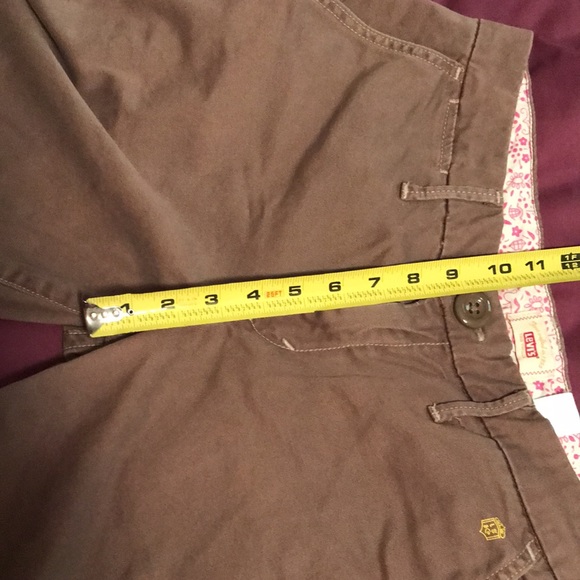 Levi’s brand Women’s Sz 8 Distressed Shorts - Picture 8 of 12